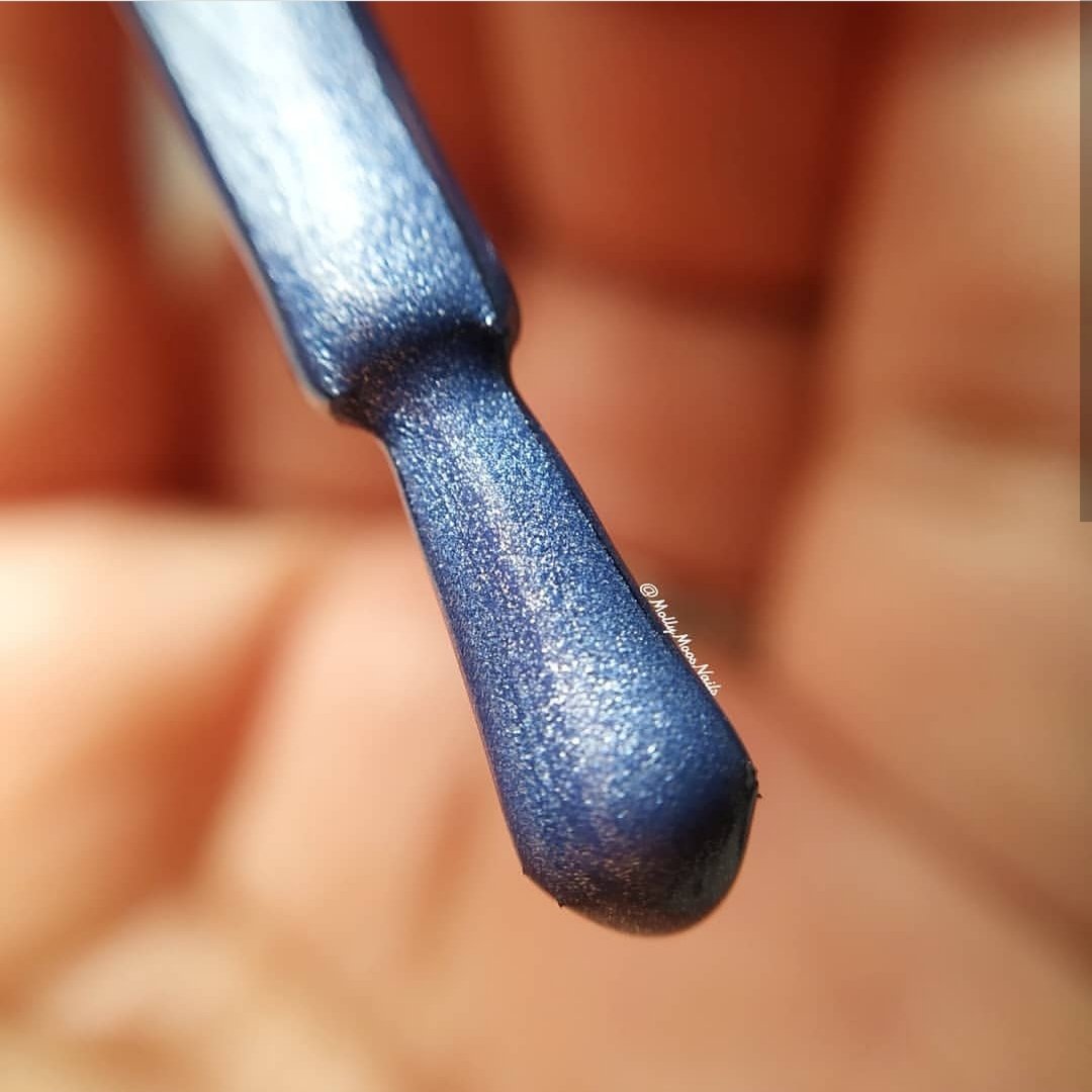 cant-forget-about-blue-gel-effect-nail-polish